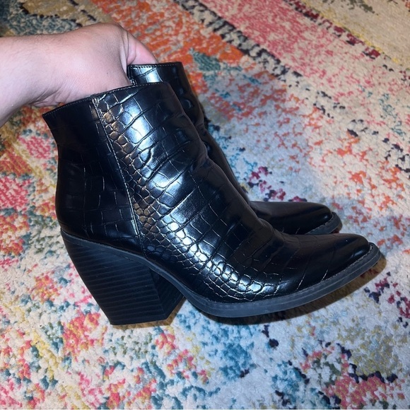 MADDEN GIRL Klicck Black Patent Leather Croc Ankle Boots Booties Sz 8.5 - Picture 2 of 6